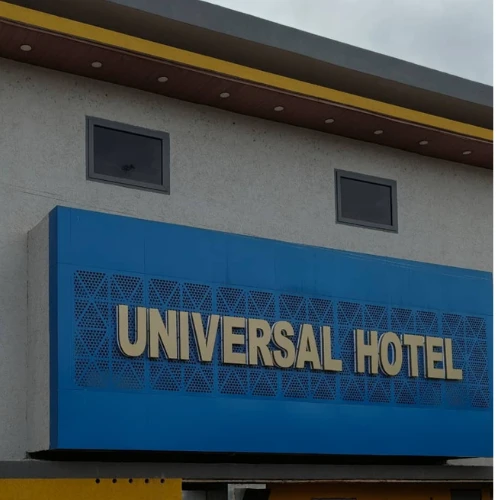 Besoin d’un hôtel pas cher à Yamoussoukro ? Découvrez Universal Hotel et réservez facilement avec Novtrip au meilleur prix pour un séjour confortable et sécurisé.